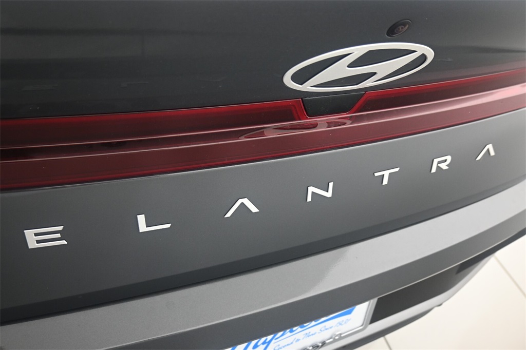 2025 Hyundai Elantra SE 8