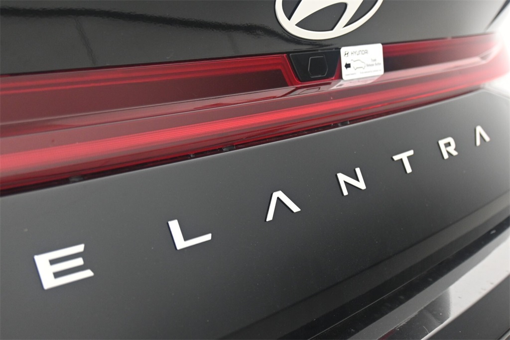 2025 Hyundai Elantra Limited 8