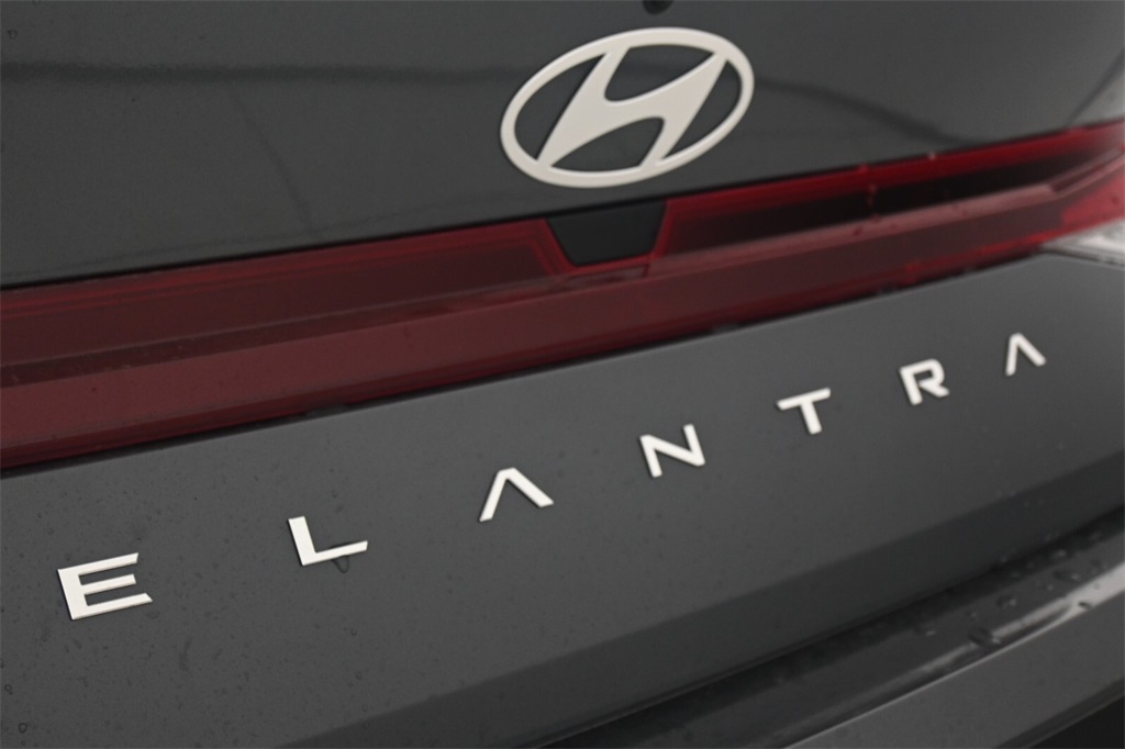 2025 Hyundai Elantra SE 8