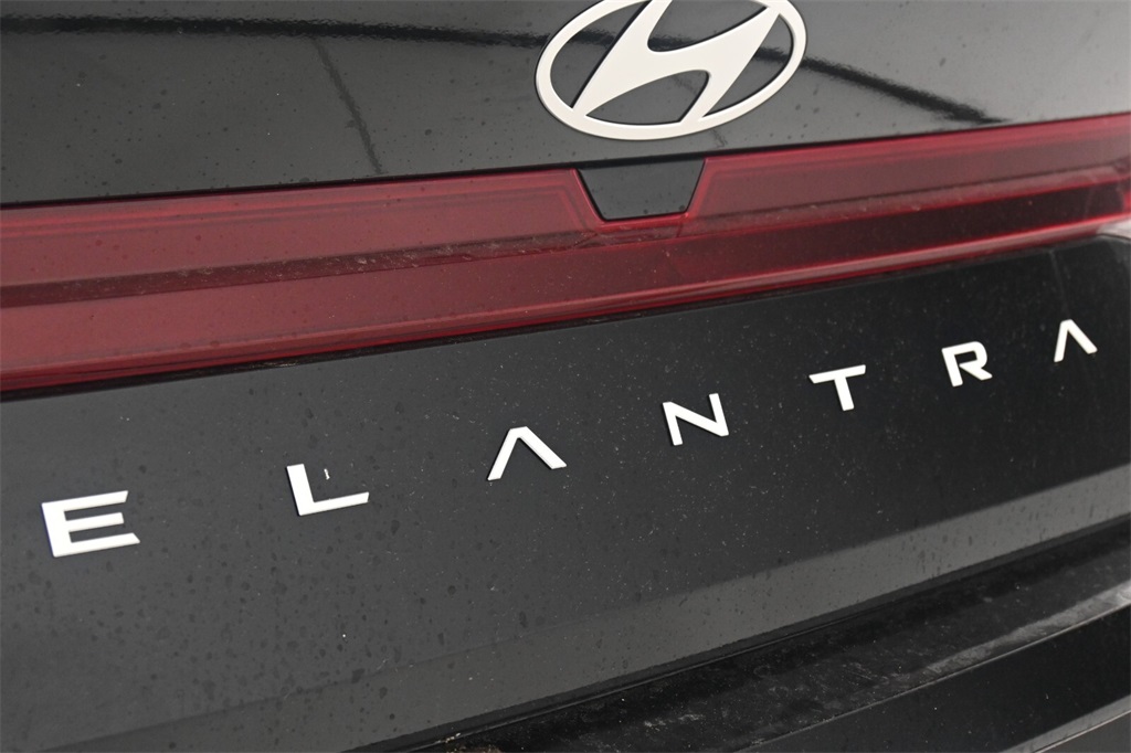 2025 Hyundai Elantra SE 8