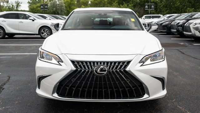 2025 Lexus ES 300h Luxury 2