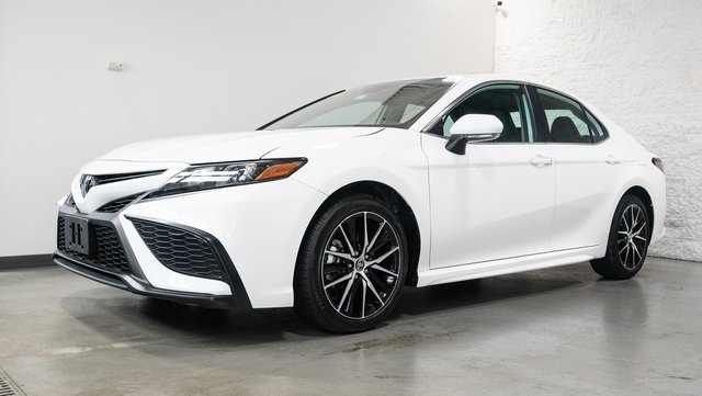 2024 Toyota Camry SE 2