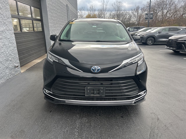 2021 Toyota Sienna XLE 2