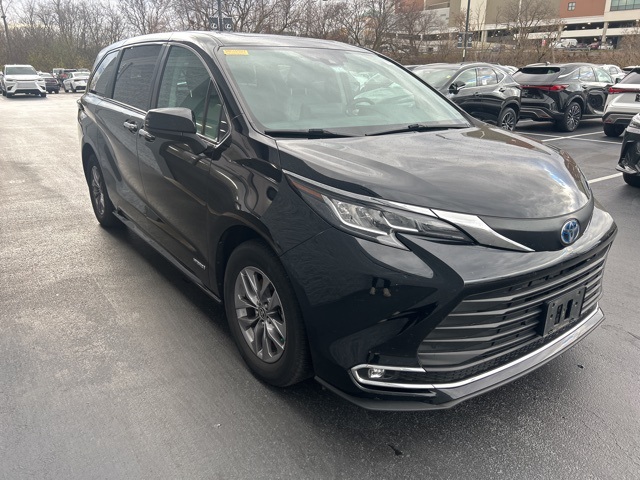 2021 Toyota Sienna XLE 3