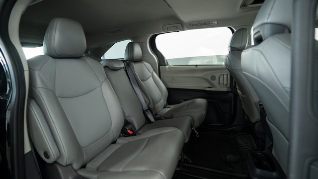 2021 Toyota Sienna XLE 23