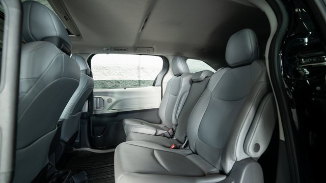 2021 Toyota Sienna XLE 24