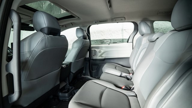 2021 Toyota Sienna XLE 25