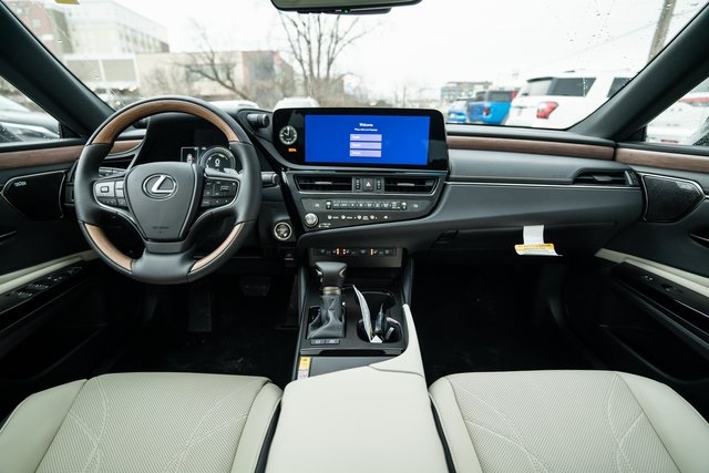 2025 Lexus ES 300h Ultra Luxury 8