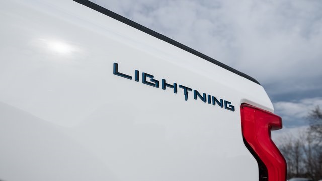 2022 Ford F-150 Lightning Lariat 8