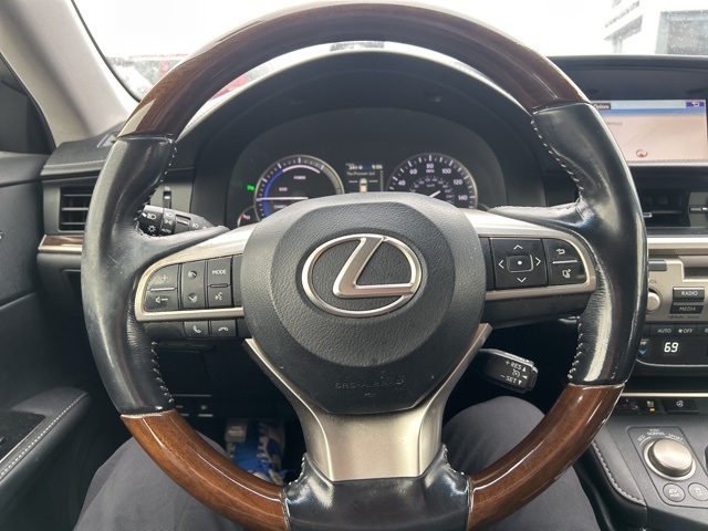 2016 Lexus ES 300h 13