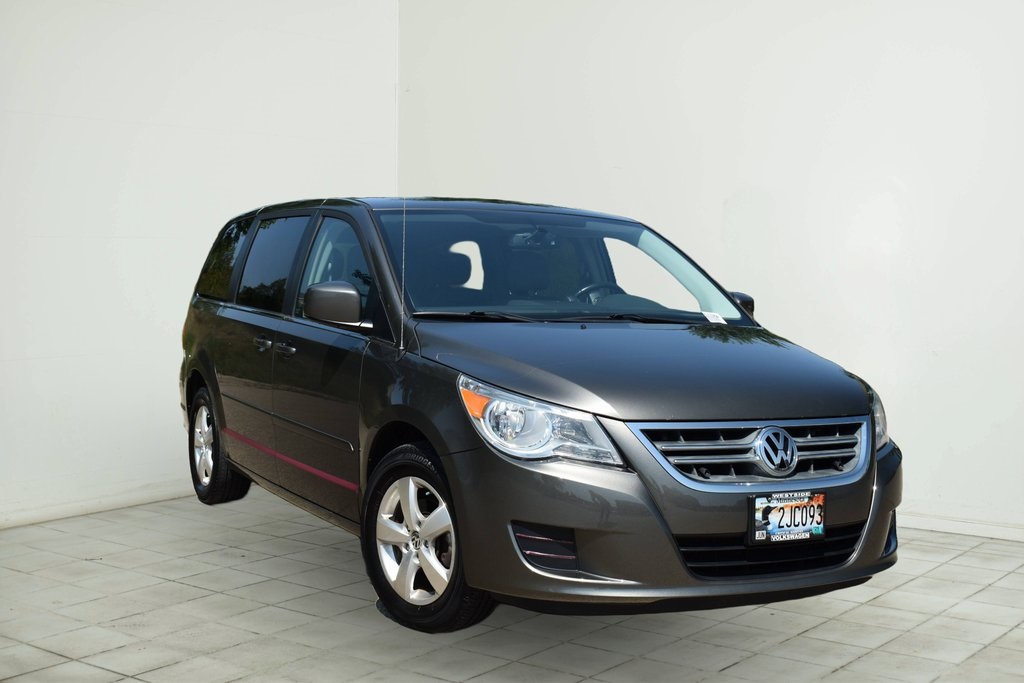 2010 Volkswagen Routan SE 1