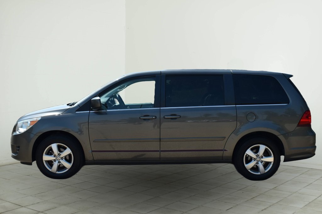 2010 Volkswagen Routan SE 4