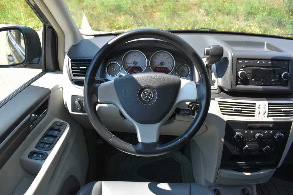 2010 Volkswagen Routan SE 6