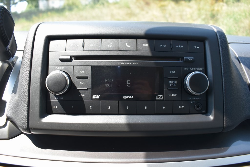 2010 Volkswagen Routan SE 9