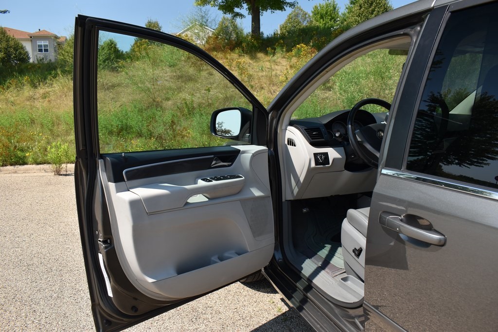 2010 Volkswagen Routan SE 13