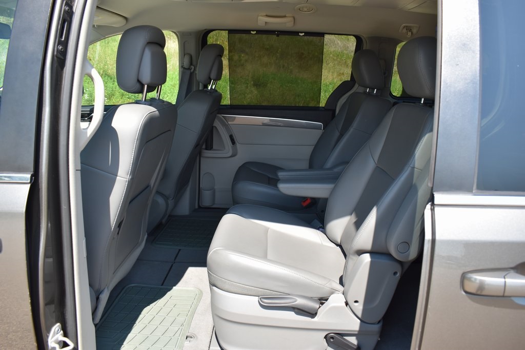 2010 Volkswagen Routan SE 16