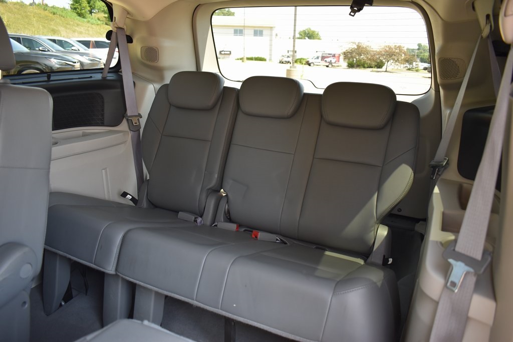 2010 Volkswagen Routan SE 17