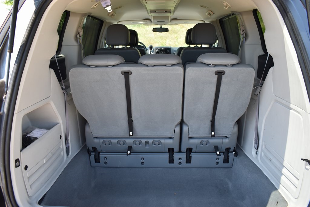 2010 Volkswagen Routan SE 19