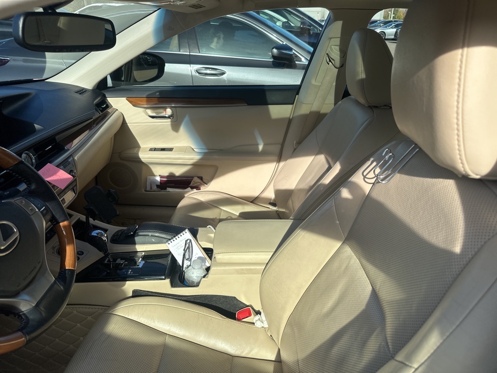 2015 Lexus ES 300h 11