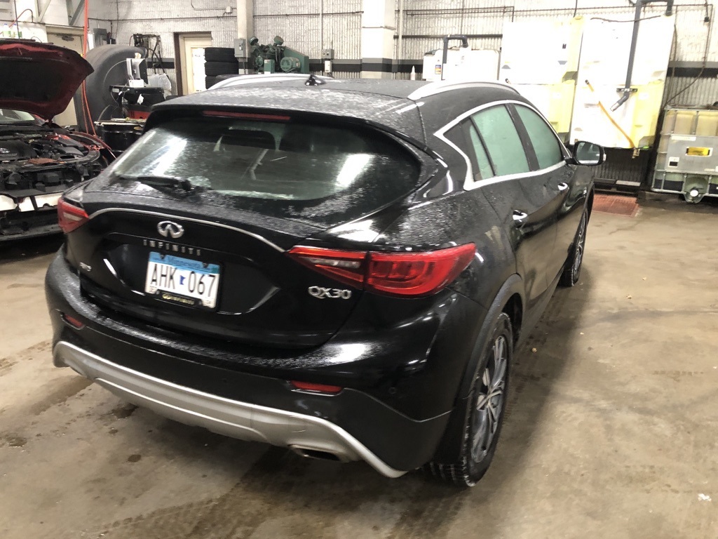 2017 INFINITI QX30 Premium 8