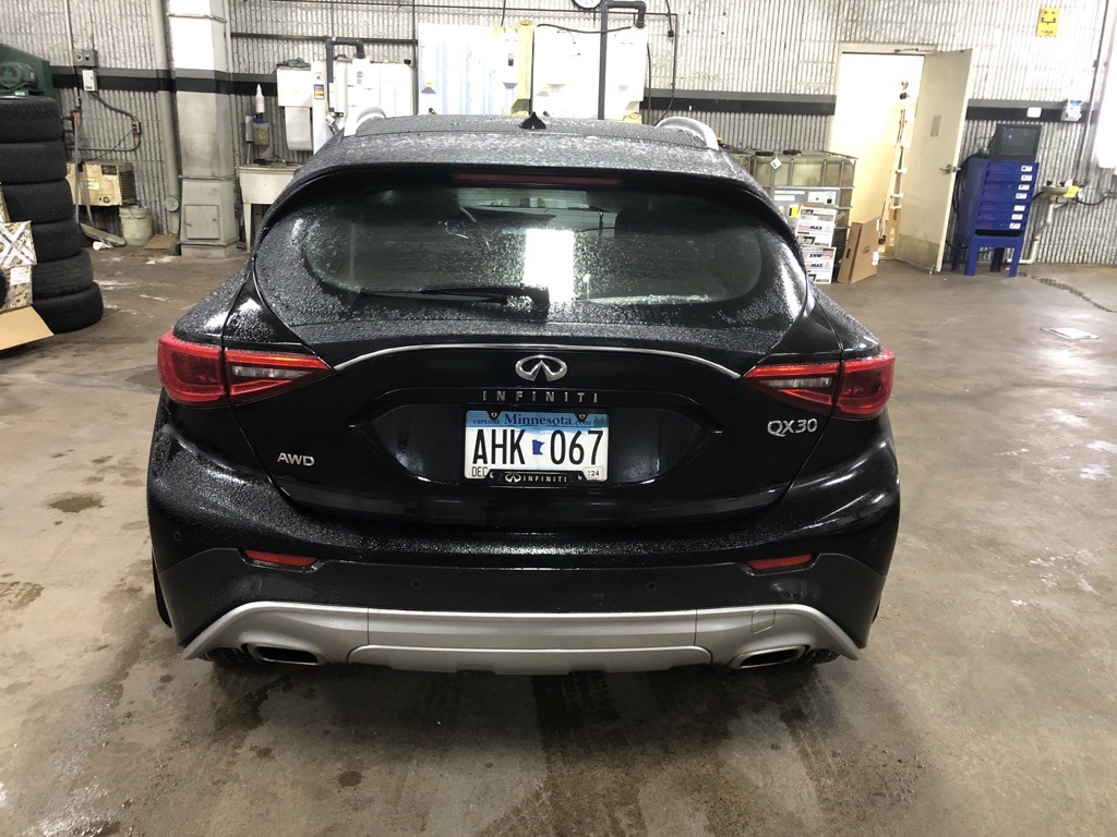 2017 INFINITI QX30 Premium 10