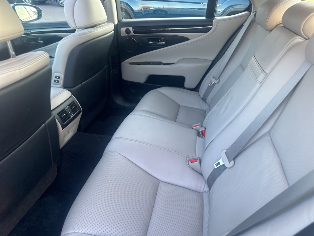 2013 Lexus LS 460 25