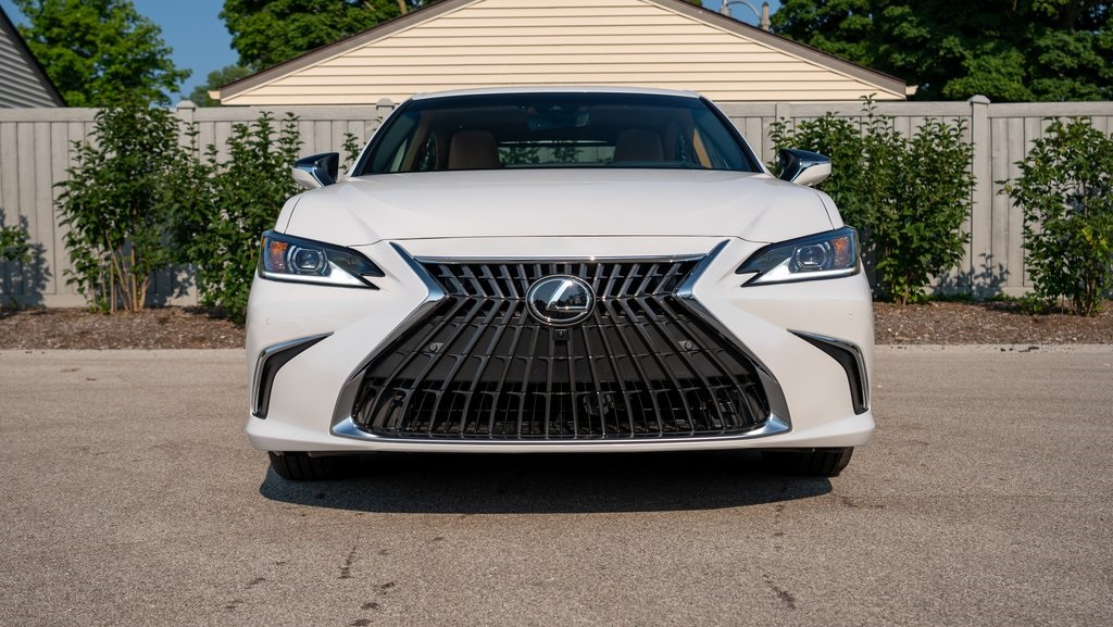 2025 Lexus ES 300h Luxury 2