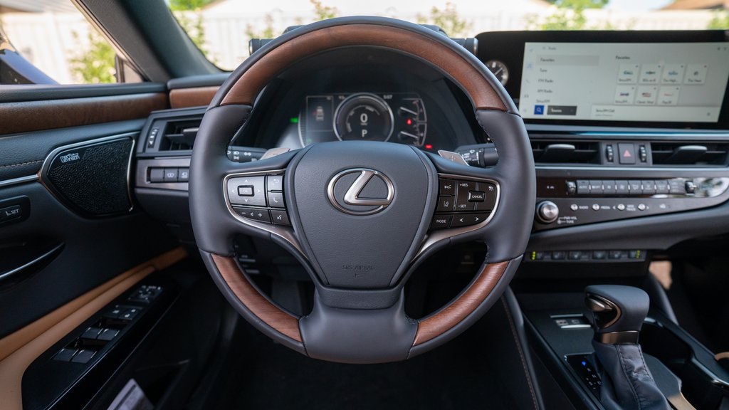 2025 Lexus ES 300h Luxury 23