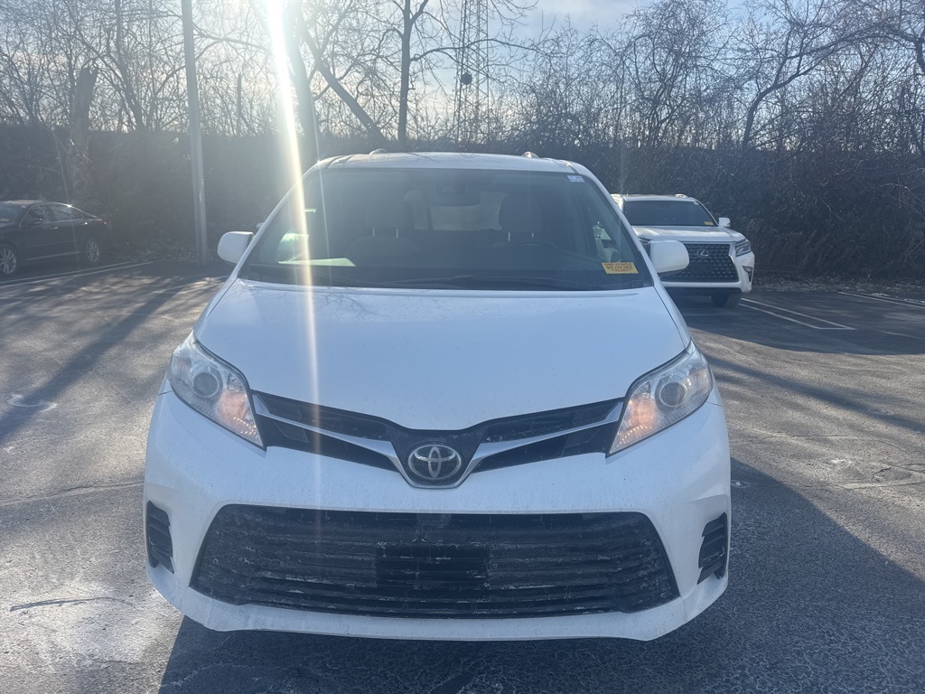 2018 Toyota Sienna LE 2