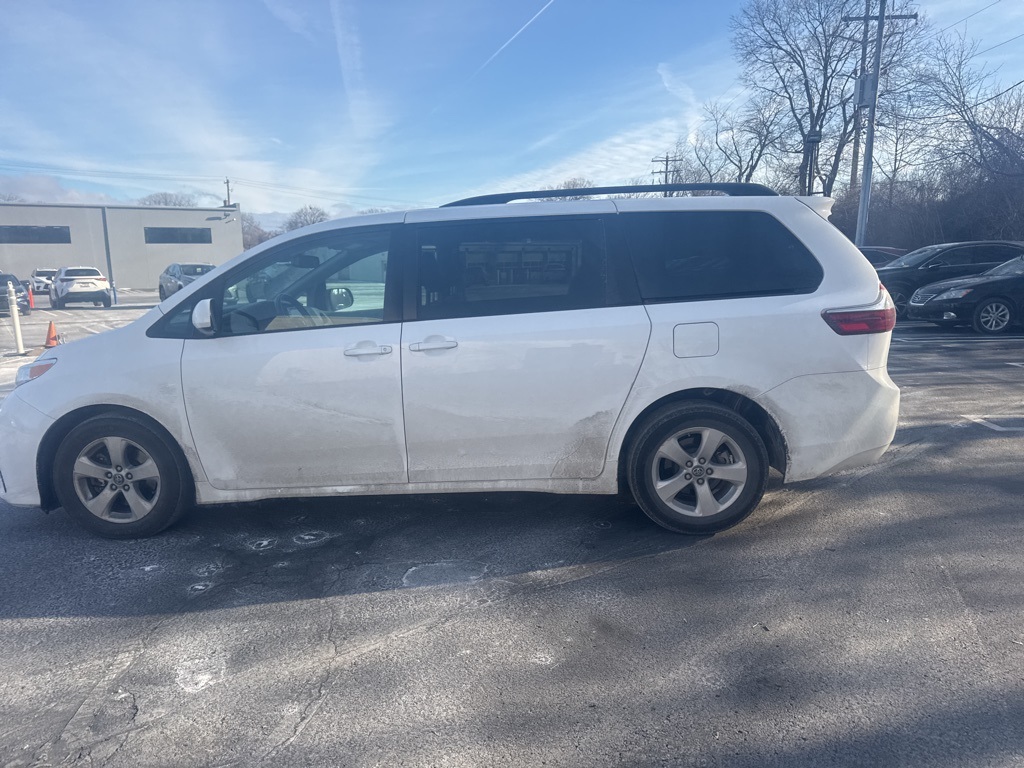 2018 Toyota Sienna LE 4