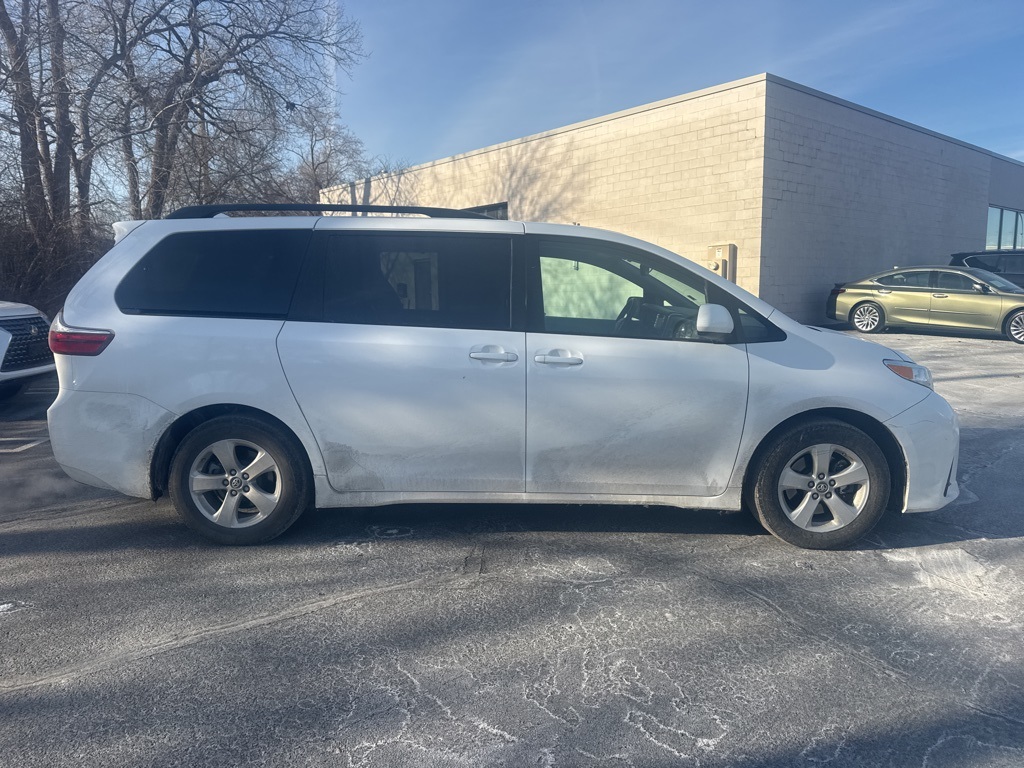 2018 Toyota Sienna LE 8