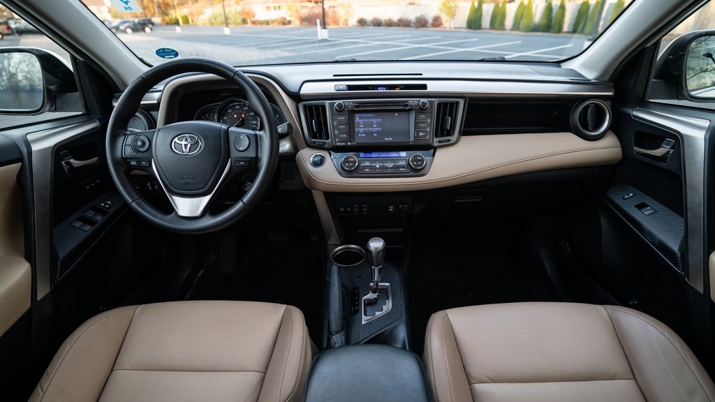 2015 Toyota RAV4 Limited 9