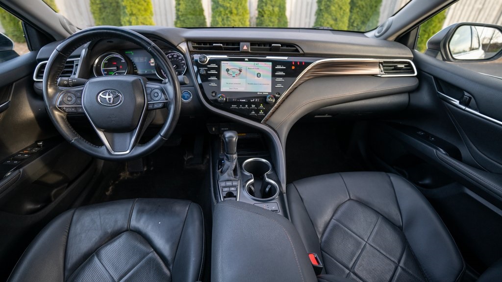 2018 Toyota Camry Hybrid XLE 10