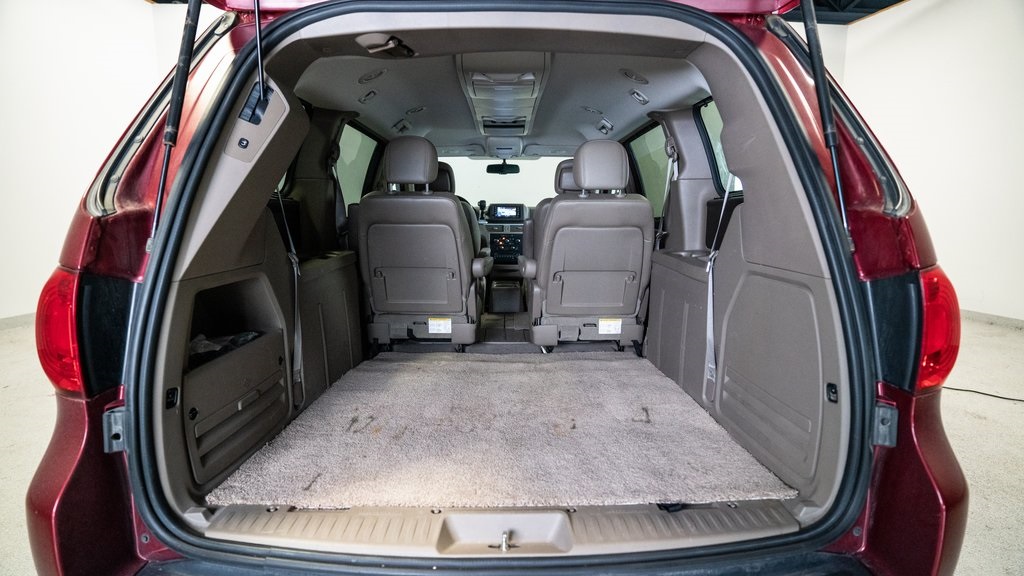 2012 Volkswagen Routan SE 32