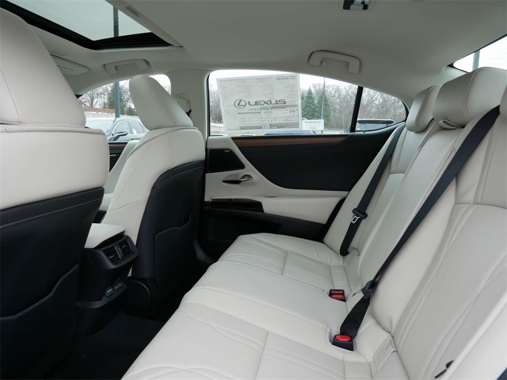 2024 Lexus ES 300h Luxury 11