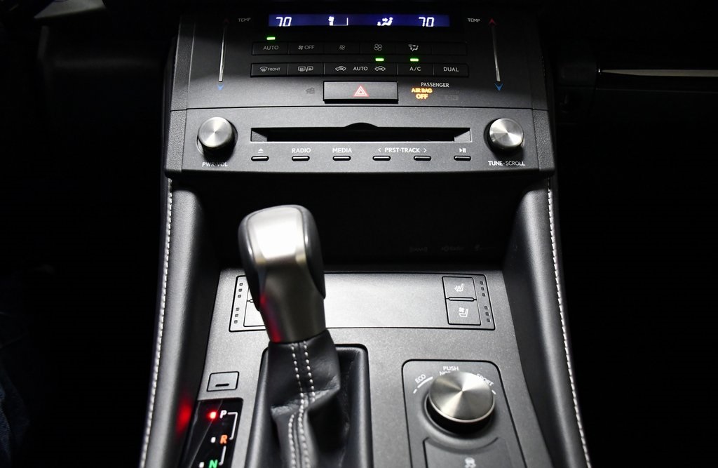 2016 Lexus RC 200t 30