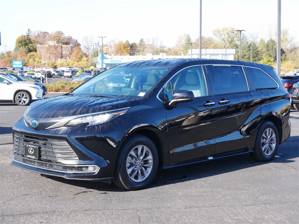 2023 Toyota Sienna XLE 2