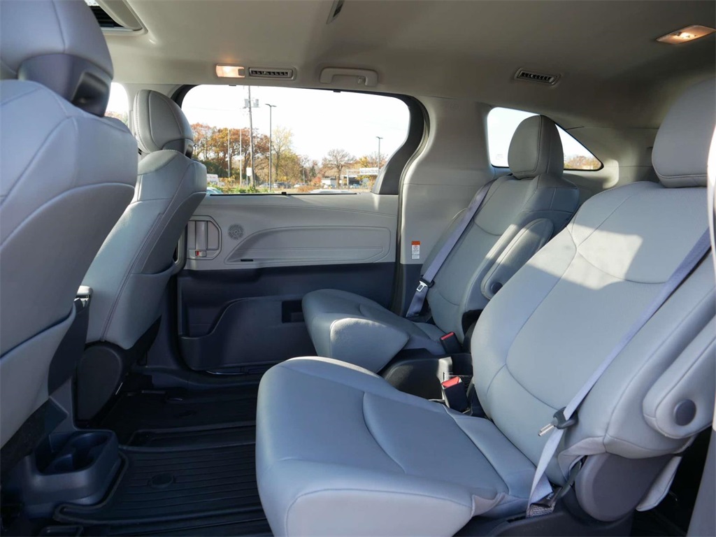 2023 Toyota Sienna XLE 9