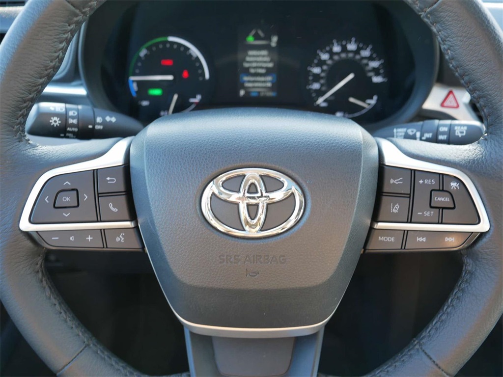 2023 Toyota Sienna XLE 17