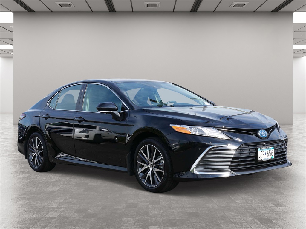 2022 Toyota Camry Hybrid XLE 1