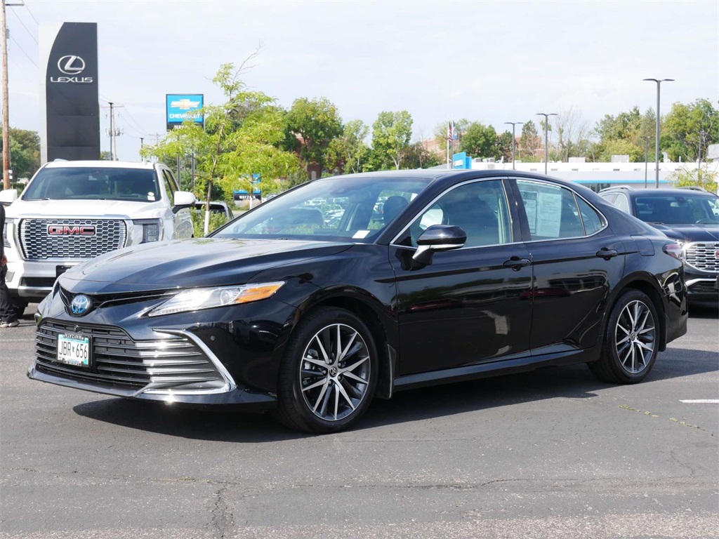 2022 Toyota Camry Hybrid XLE 2