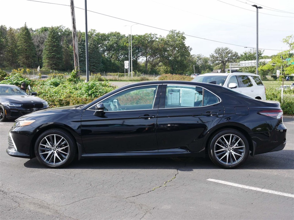 2022 Toyota Camry Hybrid XLE 3