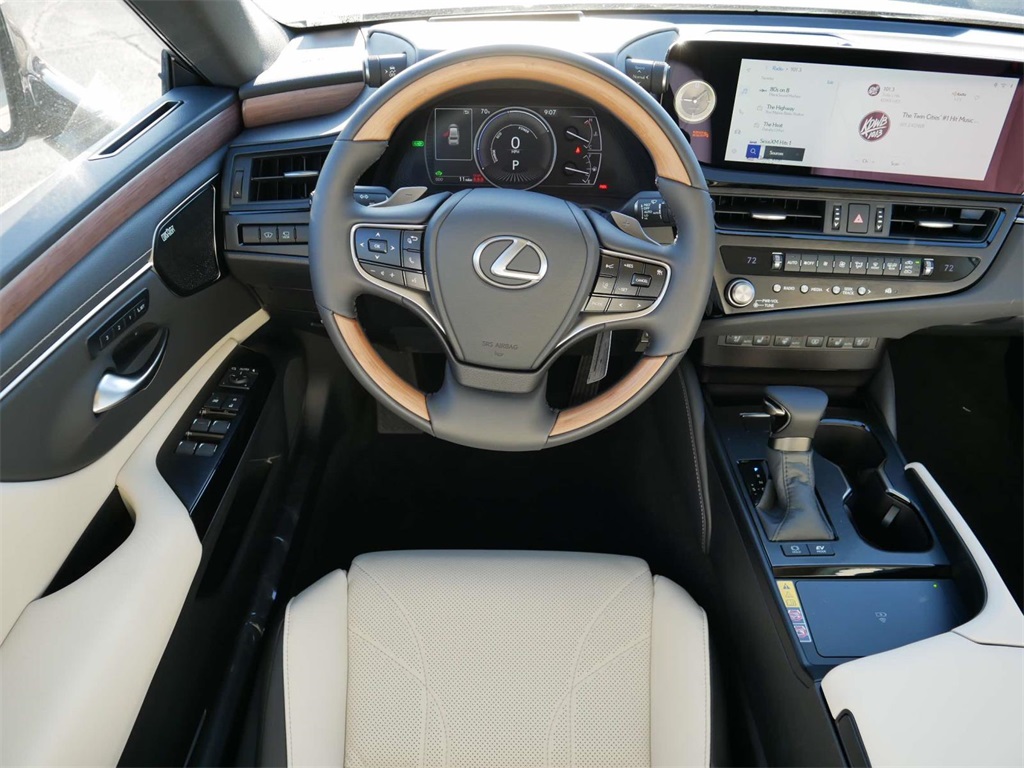 2025 Lexus ES 300h Ultra Luxury 11