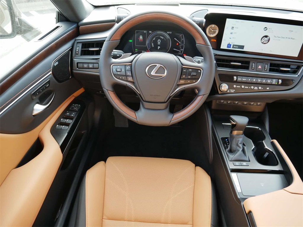 2025 Lexus ES 300h Luxury 11