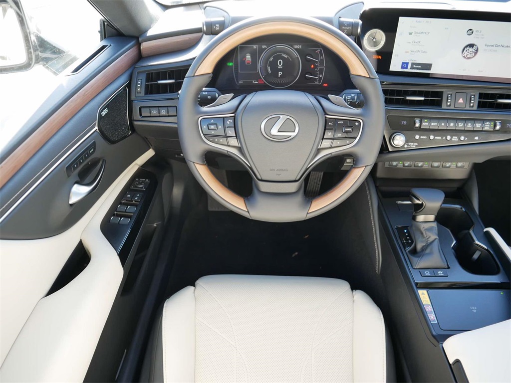 2025 Lexus ES 300h Ultra Luxury 11