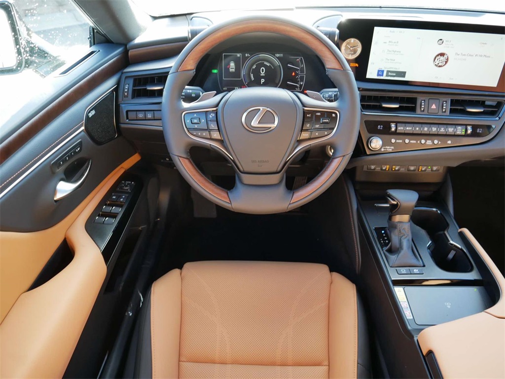 2025 Lexus ES 300h Ultra Luxury 11