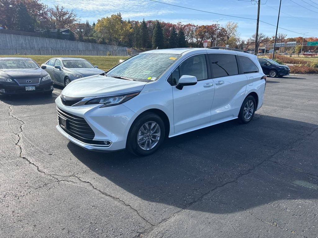 2022 Toyota Sienna XLE 1