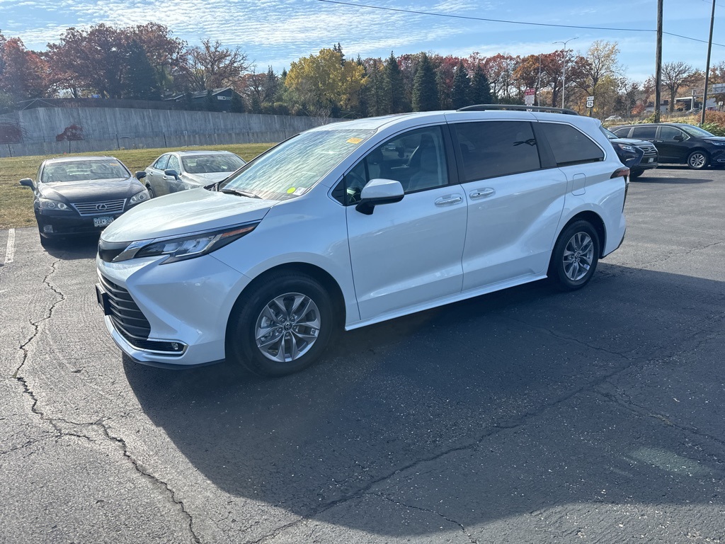 2022 Toyota Sienna XLE 2