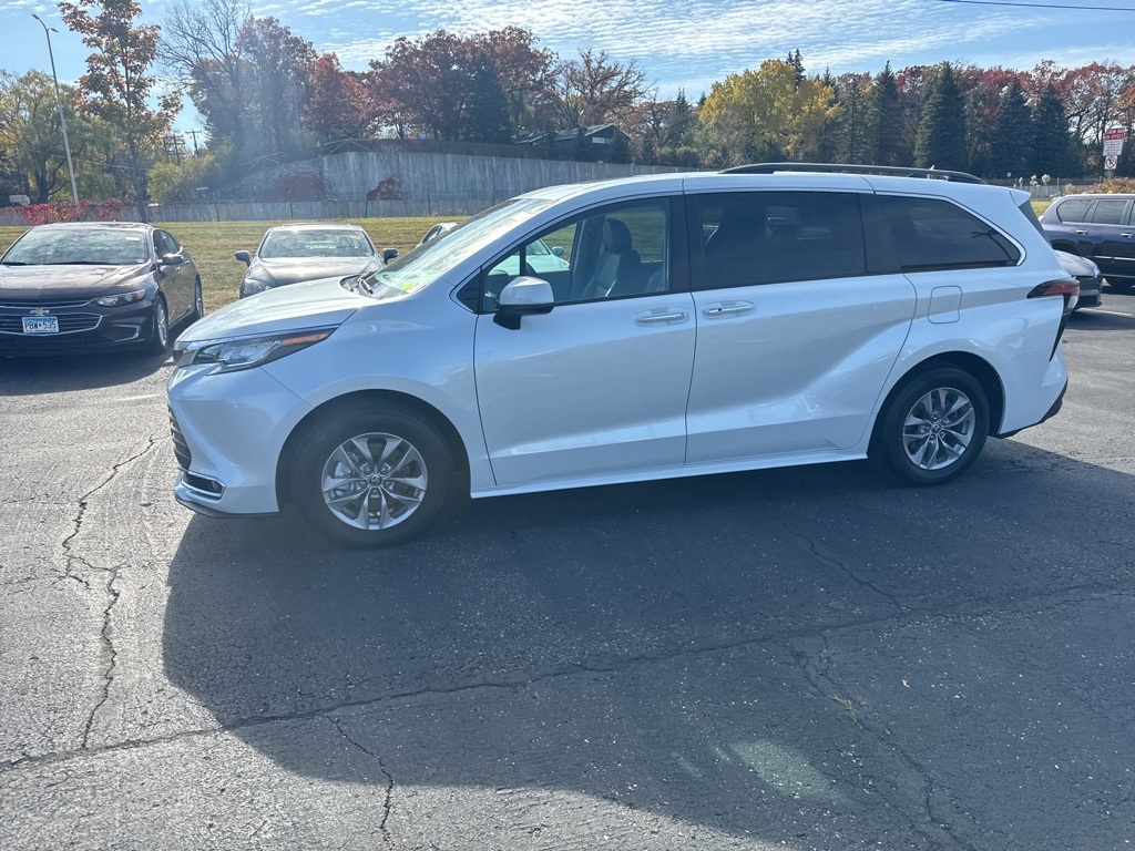 2022 Toyota Sienna XLE 3