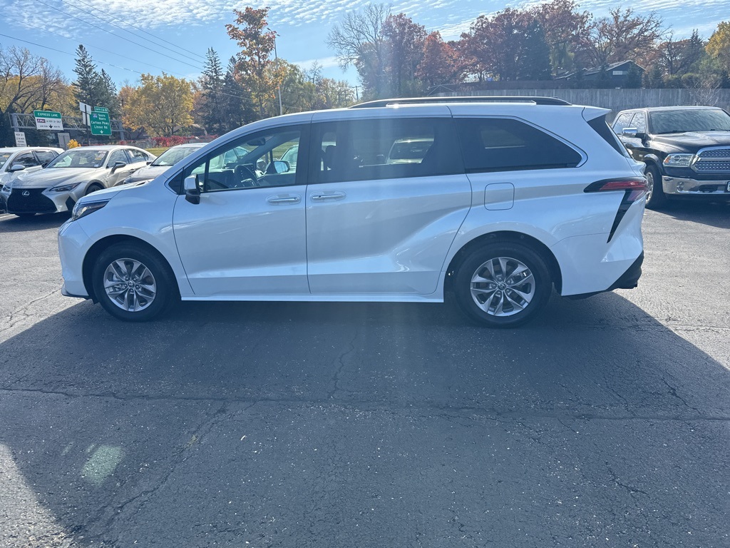 2022 Toyota Sienna XLE 5